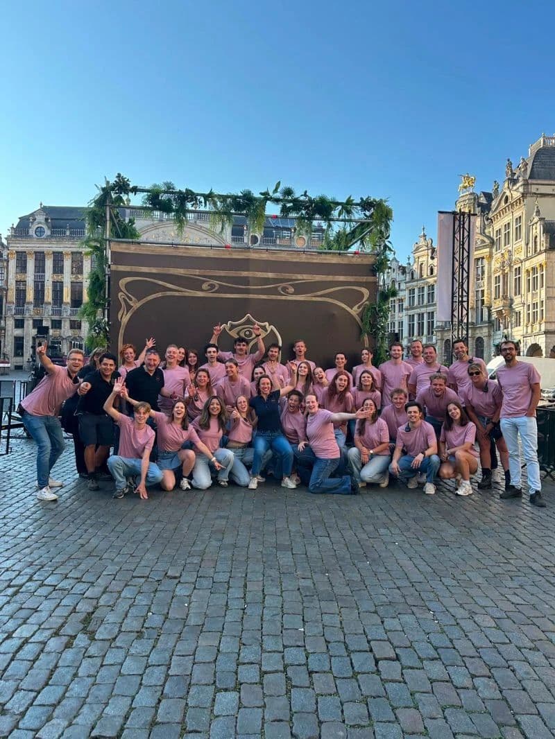 Iemand van de Tribe People-ploeg aan het werk