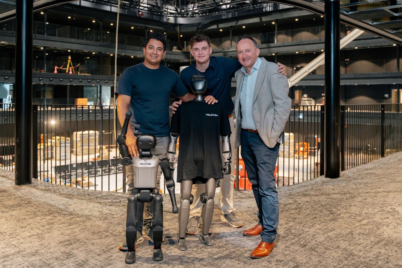 Bart, Robin en Leandro met twee robots
